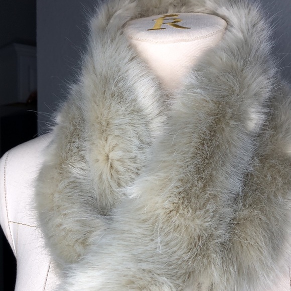 Restoration hardware faux fur scarf - Picture 2 of 9